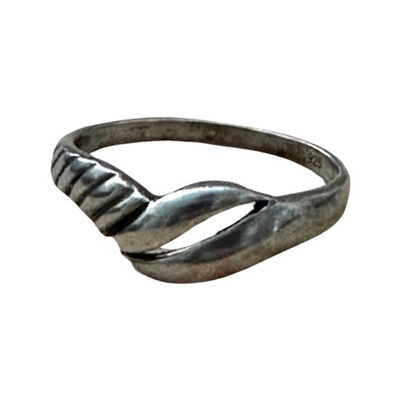 Sterling Silver Carved Ring with Cutout Size 6 - Picture 1 of 5